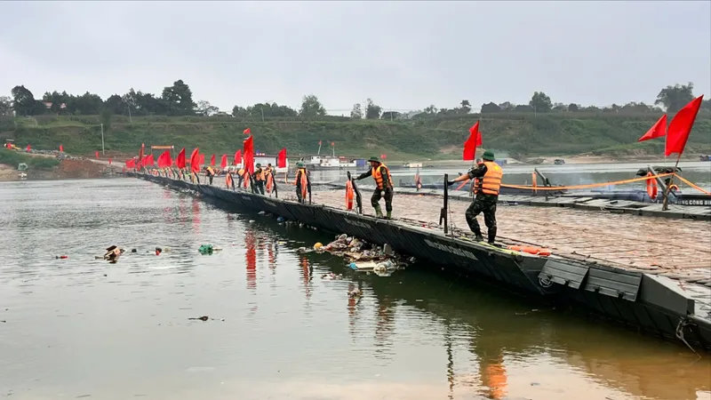 Phú Thọ: Vận hành lại cầu phao Đoan Hùng sau khi lắp thêm đốt