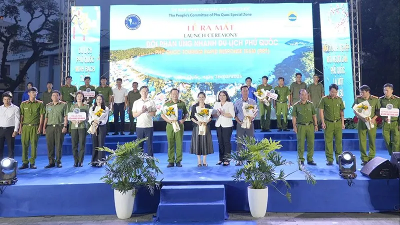 Lãnh đạo đặc khu Phú Quốc trao quyết định thành lập và ra mắt Đội Phản ứng nhanh du lịch đặc khu Phú Quốc
