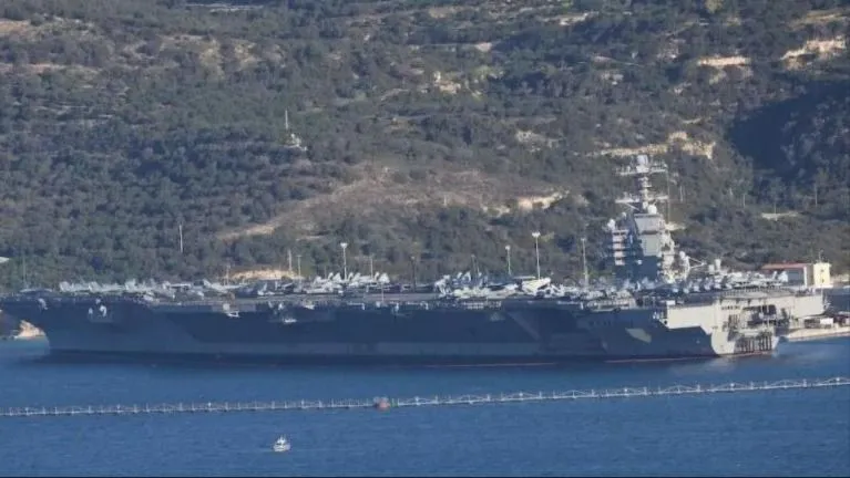 Tàu sân bay USS Gerald R. Ford cập cảng vịnh Souda trên đảo Crete, Hy Lạp vào ngày 24-2. Ảnh: Anadolu Agency