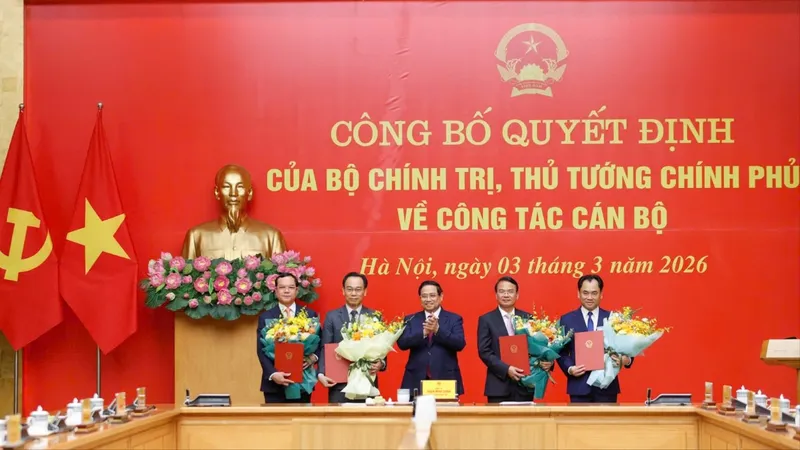 Thủ tướng Phạm Minh Chính chủ trì lễ công bố quyết định của Bộ Chính trị, Thủ tướng Chính phủ về công tác cán bộ với 5 đồng chí lãnh đạo các bộ, Văn phòng Chính phủ và Phó Bí thư Đảng ủy Chính phủ, chiều 3-3. Ảnh: VIẾT CHUNG