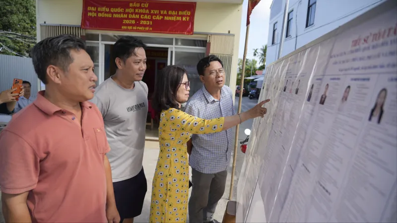 Cử tri đặc khu Thổ Châu xem danh sách niêm yết tại nơi bỏ phiếu