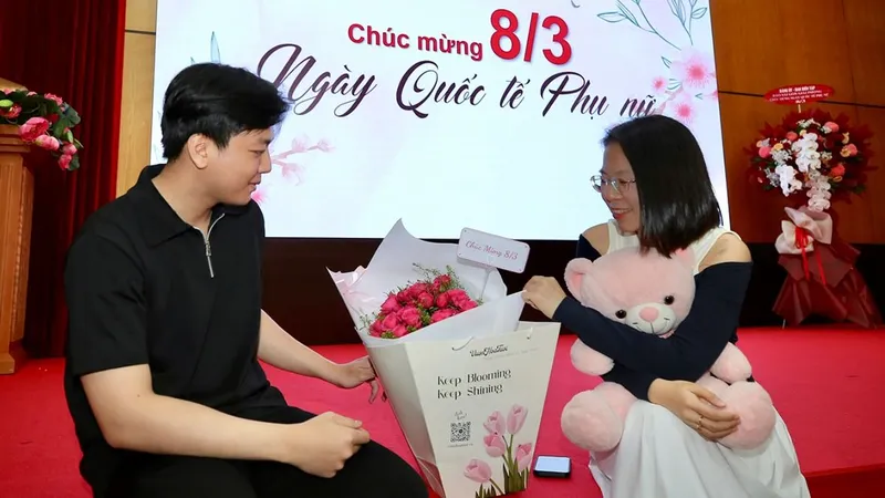 Tặng quà ngày lễ: Niềm vui hay áp lực?