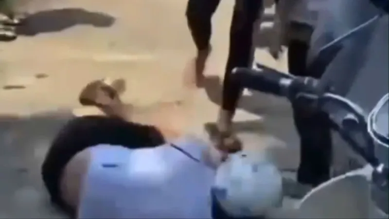 Nam sinh bị đánh hội đồng (Ảnh cắt từ clip)