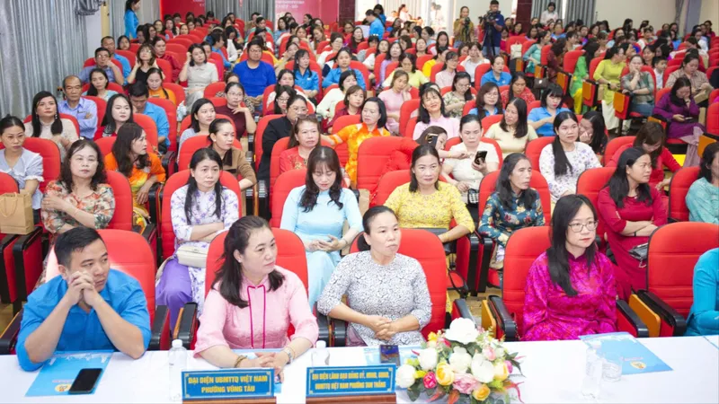 Hơn 300 nữ đoàn viên, người lao động tham dự hội nghị