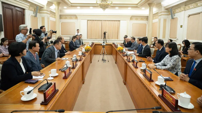 Phó Chủ tịch Thường trực HĐND TPHCM Nguyễn Văn Thọ tiếp đoàn công tác Hội đồng TP Daejeon. Ảnh: XUÂN HẠNH