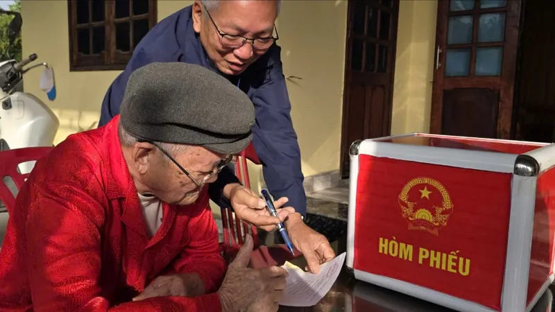 Cử tri miền Trung rộn ràng Ngày hội non sông