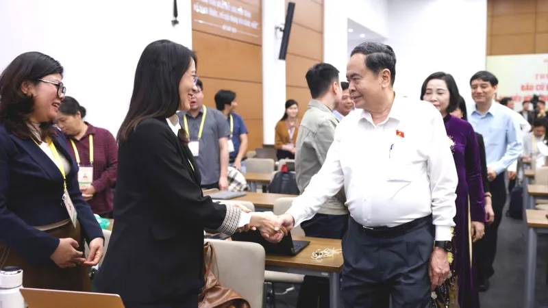 Đồng chí Trần Thanh Mẫn, Chủ tịch Quốc hội, Chủ tịch Hội đồng Bầu cử quốc gia thăm Trung tâm Báo chí bầu cử đại biểu Quốc hội khóa XVI và đại biểu HĐND các cấp nhiệm kỳ 2026 - 2031, trưa 15-3. Ảnh: VIẾT CHUNG