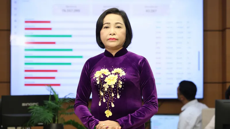 Phó Chủ tịch Quốc hội Nguyễn Thị Thanh cung cấp thông tin cho báo chí tại Văn phòng Hội đồng bầu cử Quốc gia, sáng 15-3. Ảnh: QUANG PHÚC 