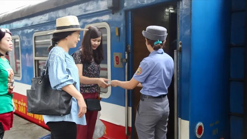 Hành khách chuẩn bị lên tàu tại ga Hà Nội