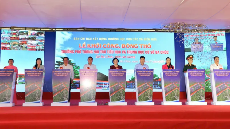 Phó Thủ tướng Phạm Thị Thanh Trà cùng các đại biểu thực hiện nghi thức khởi công, động thổ Trường Phổ thông nội trú Tiểu học và Trung học cơ sở Ba Chúc, xã Ba Chúc, tỉnh An Giang. Ảnh: NAM KHÔI