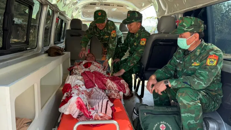 Bộ đội Biên phòng đưa sản phụ người Lào đi cấp cứu kịp thời