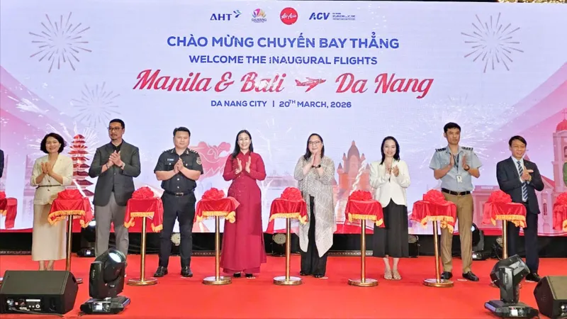 Nghi thức khai trương đường bay mới. Ảnh: XUÂN QUỲNH