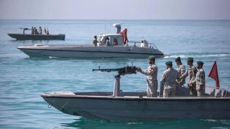 Quân đội Iran tuần tra trên eo biển Hormuz. Ảnh: XINHUA 