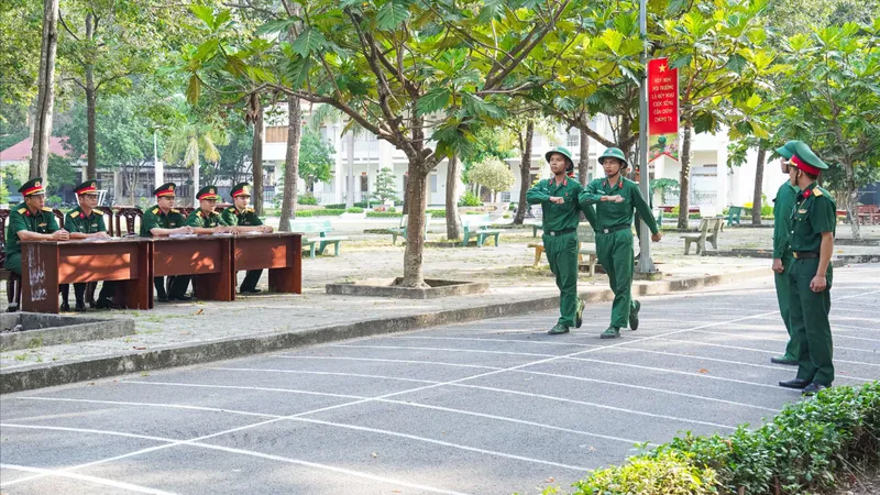 Đoàn kiểm tra nội dung huấn luyện điều lệnh