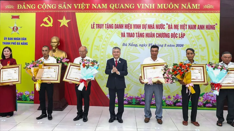 Phó Bí thư Thành ủy, Chủ tịch HĐND TP Đà Nẵng Nguyễn Đức Dũng thừa ủy quyền của Chủ tịch nước trao danh hiệu Bà mẹ Việt Nam anh hùng cho thân nhân các mẹ