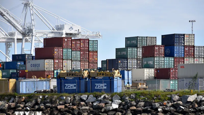 Các container hàng hóa Trung Quốc tại cảng Long Beach, bang California, Mỹ. Ảnh: THX/TTXVN
