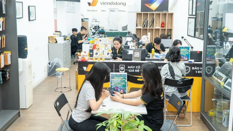 Khách hàng mua sắm tại Viện Di Động