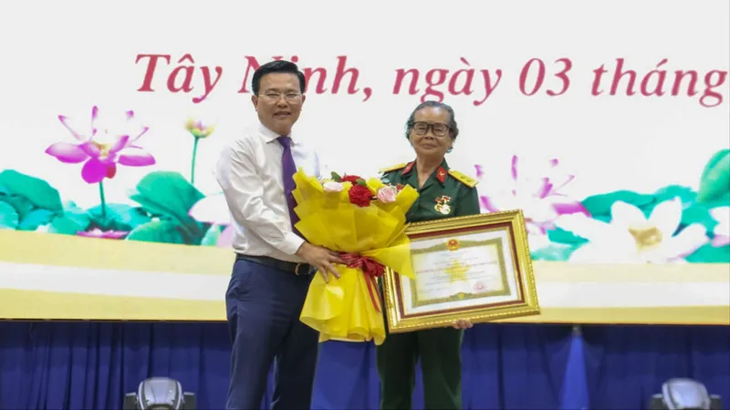 Thừa ủy quyền của Chủ tịch nước, Phó Bí thư Tỉnh ủy Tây Ninh Nguyễn Thanh Hải trao danh hiệu Anh hùng LLVTND tặng đồng chí Phan Thị Út (Út Nghét)