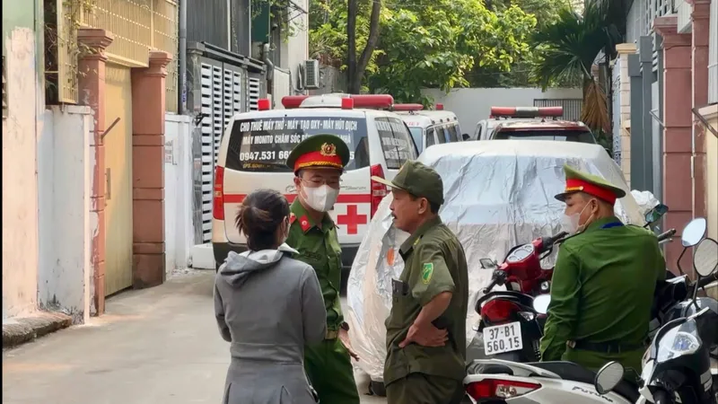 Lực lượng chức năng phong tỏa khu vực gần hiện trường để điều tra vụ việc 