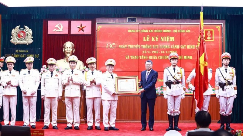 Lực lượng cảnh sát hình sự đón nhận Huân chương Hồ Chí Minh 