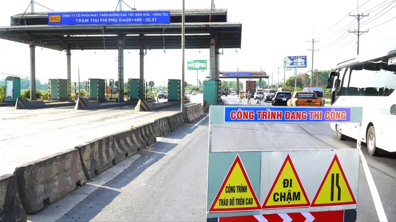 Cơ quan chức năng bắt đầu tiến hành tháo dỡ trạm thu phí bỏ hoang trên quốc lộ 51