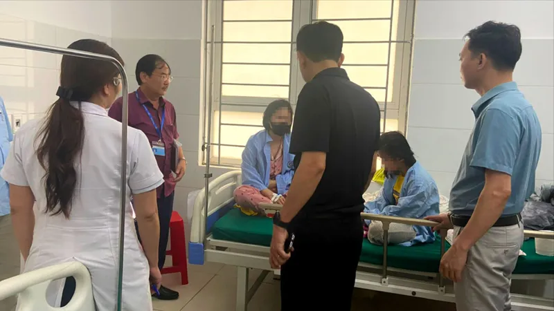 Đơn vị chức năng động viên, kiểm tra sức khỏe các bệnh nhân đang được điều trị tại bệnh viện