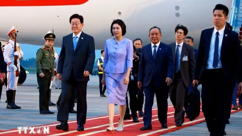 Tổng thống Hàn Quốc Lee Jae Myung cùng Phu nhân đến Hà Nội chiều 21-4. Ảnh: TTXVN