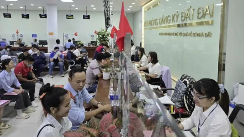 Người dân TPHCM kỳ vọng "ngồi nhà" làm sổ đỏ