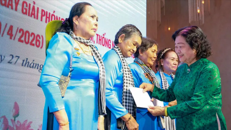 Hội ngộ, tri ân những "đóa hồng" trên đất thép