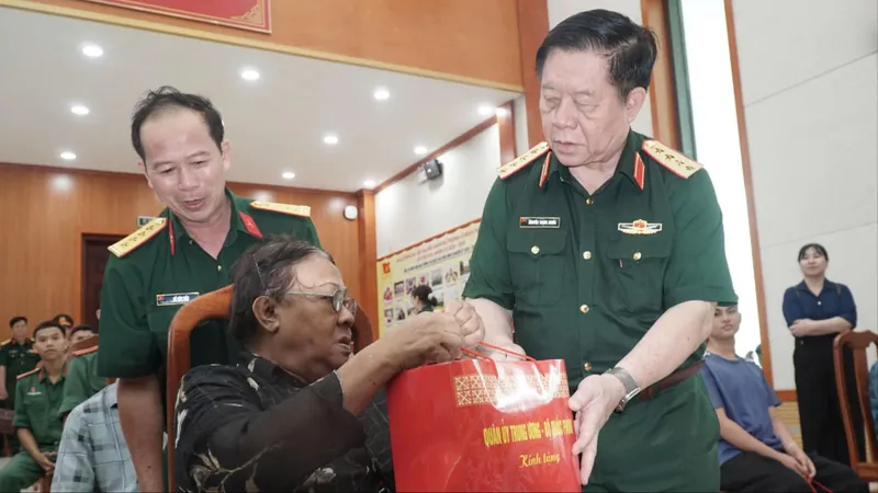 Đại tướng Nguyễn Trọng Nghĩa thăm, tặng quà gia đình chính sách ở Khánh Hòa