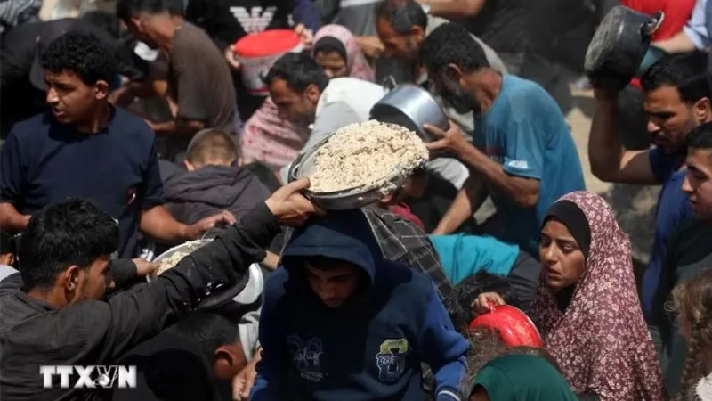 Người dân nhận thực phẩm cứu trợ tại Gaza. (Ảnh: THX/TTXVN)