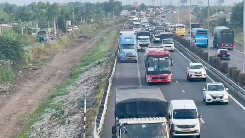 Cảnh sát dẫn xe vào làn khẩn cấp để giảm ùn tắc trên đường cao tốc TPHCM - Trung Lương