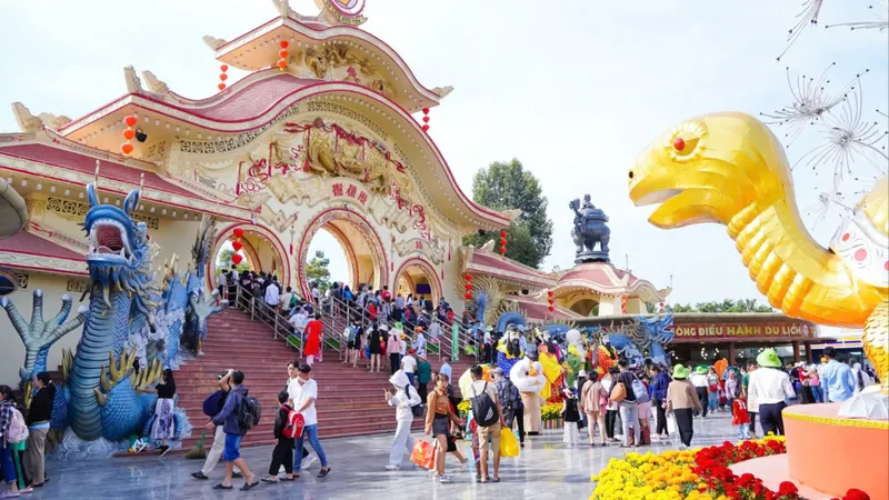 Khu du lịch Suối Tiên tấp nập khách tham quan