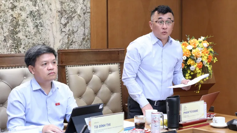 Ông Phan Tử Giang, Phó Tổng Giám đốc PVN báo cáo tại phiên làm việc. Ảnh: CẨM HÀ 
