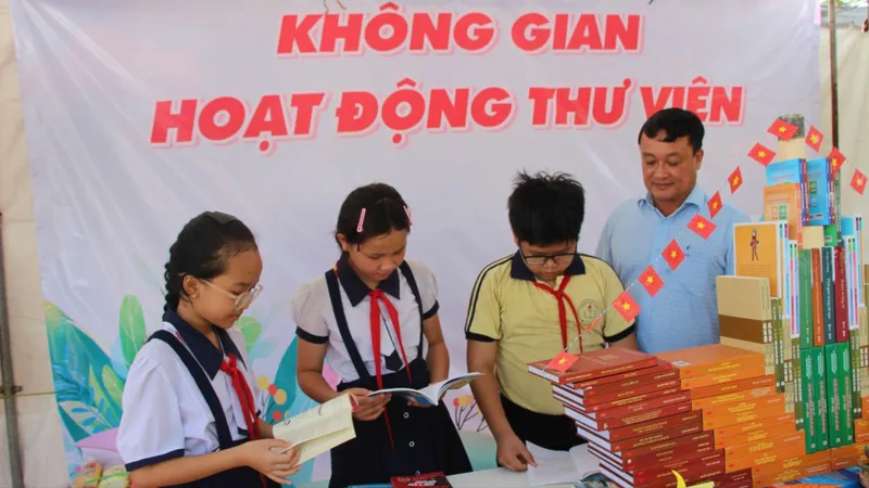 Hàng trăm học sinh, người dân dự Ngày Sách và Văn hóa đọc ở xã Cần Giờ 