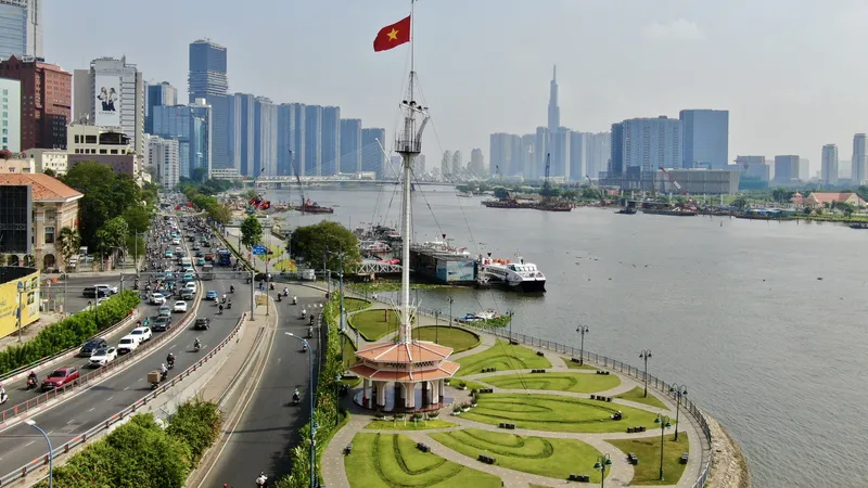 Trung tâm TPHCM nhìn từ cột cờ Thủ Ngữ, nơi kết nối giao thông đường bộ và đường thủy trên sông Sài Gòn. Ảnh: HOÀNG HÙNG