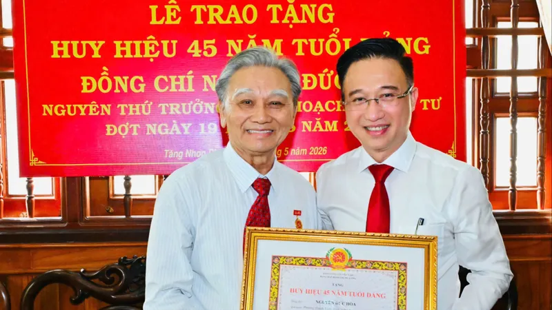 Lãnh đạo TPHCM trao Huy hiệu Đảng đến đồng chí Nguyễn Đức Hòa