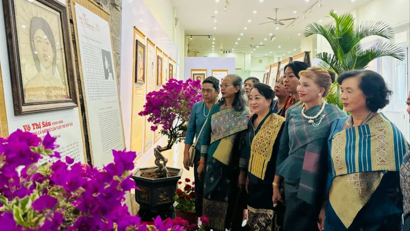 Các đại biểu tham quan triển lãm “Sen trong đá” 