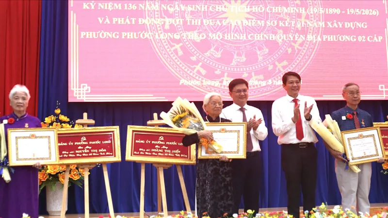 51 đảng viên Đảng bộ phường Phước Long nhận Huy hiệu Đảng