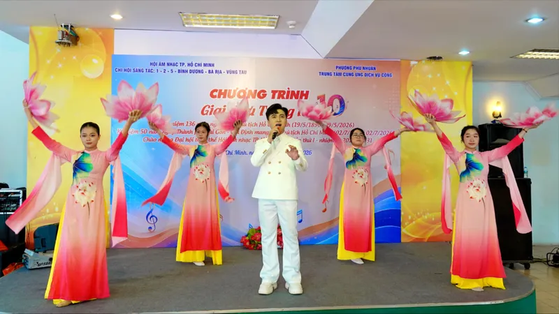 Chương trình diễn ra tại số 70-72, đường Nguyễn Văn Trỗi (phường Phú Nhuận, TPHCM). Trong ảnh: Ca sĩ Lê Trường biểu diễn bài hát "Lời Bác sáng mãi muôn đời". Ảnh: THÚY BÌNH