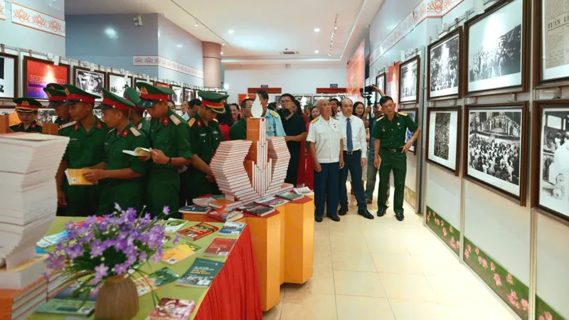 Các đại biểu cắt băng khai mạc triển lãm “80 năm Ngày Bác Hồ ra Lời kêu gọi toàn quốc kháng chiến”