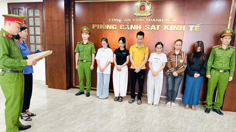 Cơ quan CSĐT, Công an tỉnh Thanh Hóa thi hành quyết định khởi tố vụ án, khởi tố bị can. Ảnh: Công an Thanh Hóa 