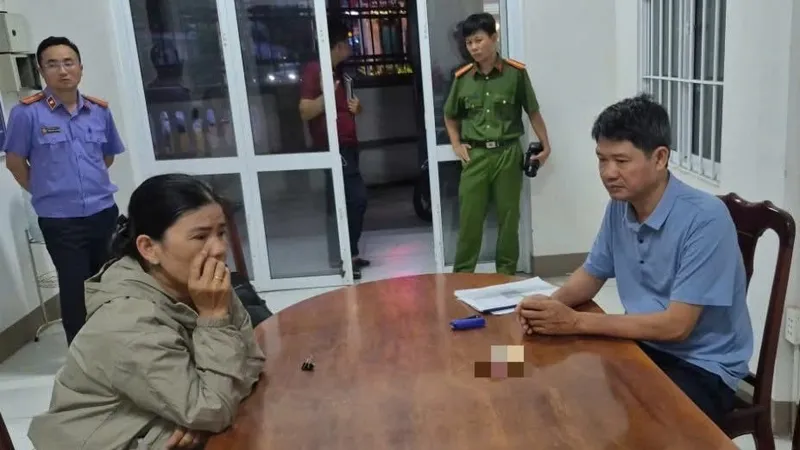 Báo trước có đoàn đến kiểm tra, trạm trưởng kiểm lâm bị khởi tố