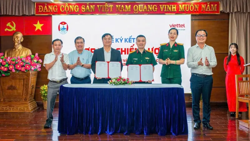 Giám đốc Sở Tài chính TPHCM Hoàng Vũ Thảnh và Giám đốc Viettel TPHCM Ngô Mạnh Hùng ký kết thỏa thuận hợp tác, chiều 20-5