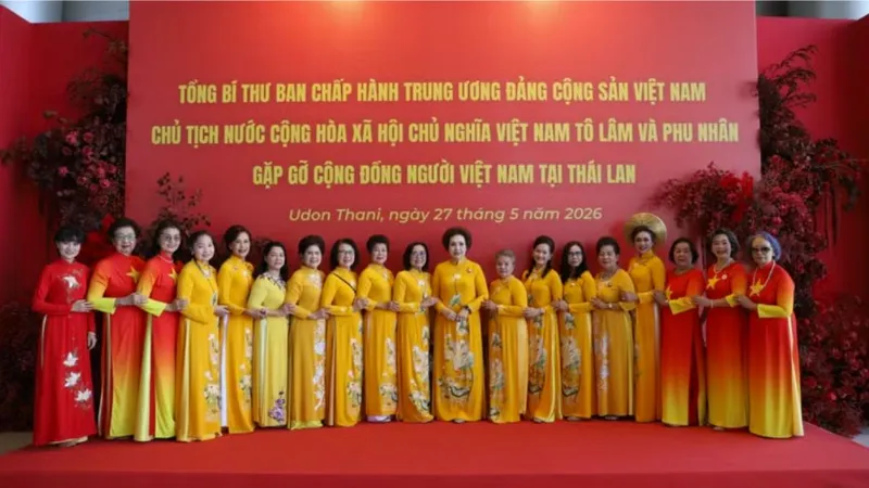 Kiều bào Thái Lan chụp ảnh lưu niệm tại Trung tâm VT Nam Nueng trong khi chờ đón Tổng Bí thư, Chủ tịch nước Tô Lâm. Ảnh: TTXVN