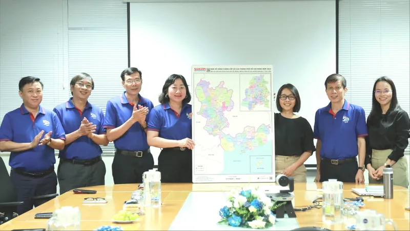 Lãnh đạo Báo SGGP trao tặng bản đồ các đơn vị hành chính cho cảng Quốc tế CMIT.