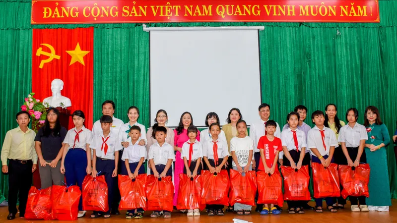 Hơn 400 thiếu nhi khó khăn tham gia Ngày hội thiếu nhi 1-6