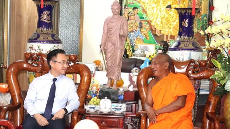 Phó Bí thư Thành ủy TPHCM Đặng Minh Thông thăm, chúc mừng Đại lễ Phật đản đến Hòa thượng Danh Lung