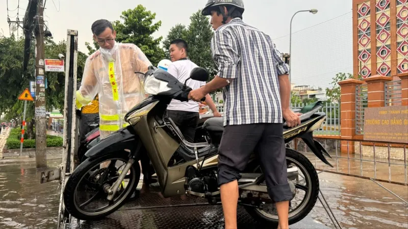 CSGT An Sương hỗ trợ người dân qua đoạn đường ngập sâu