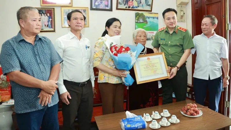 Đoàn đại biểu TPHCM thăm hỏi, chúc thọ các cá nhân tiêu biểu trên 90 tuổi 